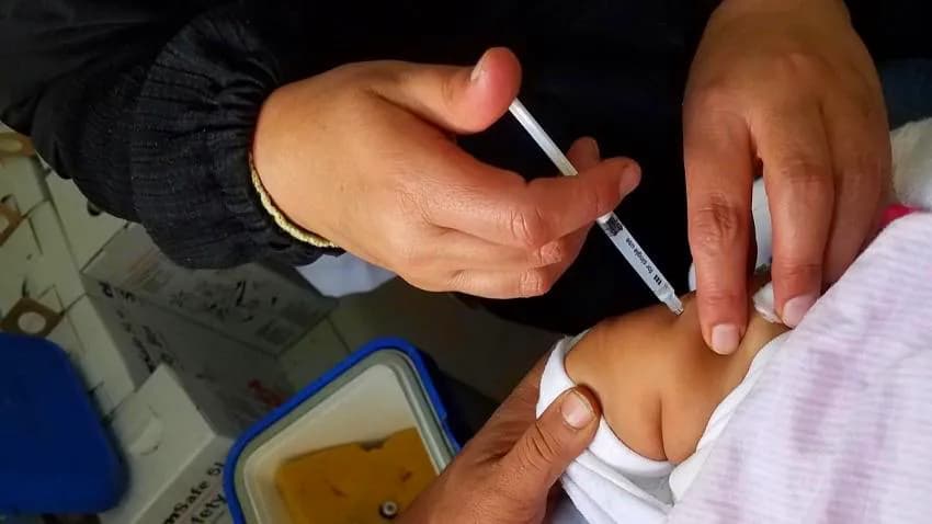 بسبب التضليل والأفكار الخاطئة.. رفض الأسر تطعيم أطفالها ينذر بالخطر