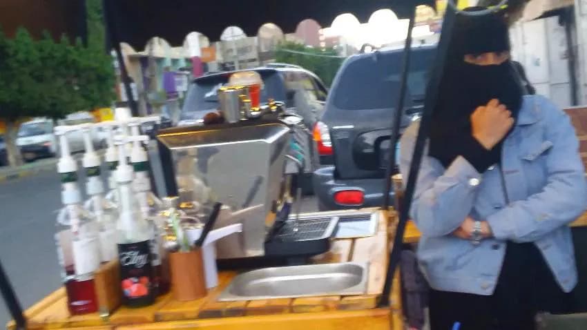 لتأمين أسرتها.. امرأة تعمل في مقهى متجوِّل بصنعاء