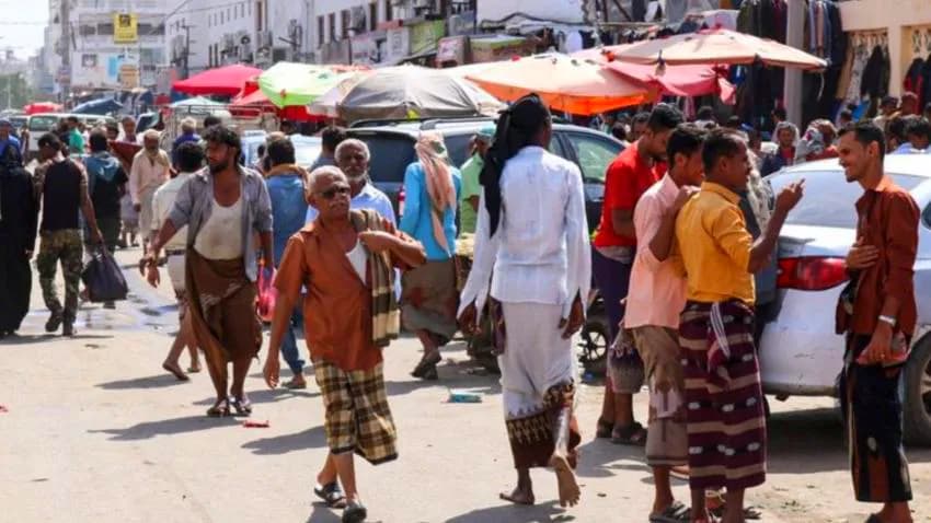 ما التأثيرات السلبية لرفع الدولار الجمركي على المواطنين في اليمن؟
