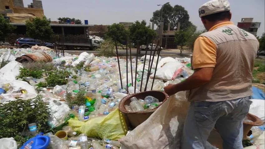 "أصدقاء البيئة": نجمع البلاستيك لكسب لقمة العيش