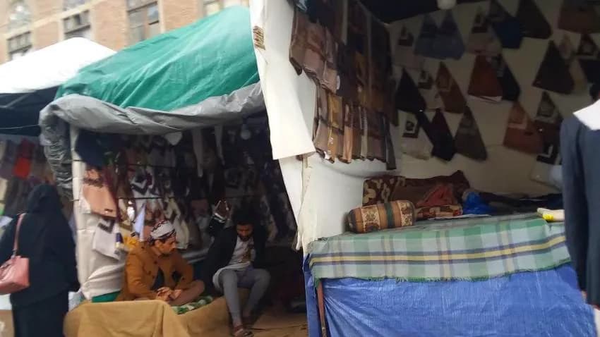 شباب عاطلون يستغلون الرصيف لبيع مستلزمات العيد في صنعاء