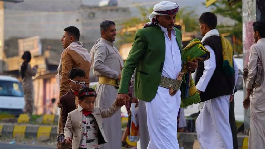 العيد الثامن في زمن الحرب.. منغصات اقتصادية تسرق البهجة من وجوه اليمنيين