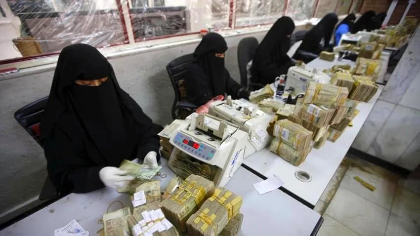 ما أسباب أزمة السيولة النقدية في مناطق سيطرة مليشيا الحوثي؟