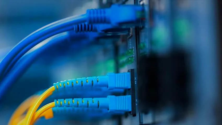 واقع الاتصالات والإنترنت في اليمن: خدمات رديئة وأسعار هي الأغلى في العالم