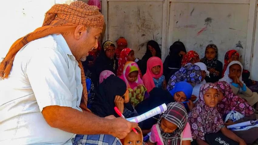 معلمون يمنيون في مهمة البحث عن مهن أخرى بسبب ظروف الحرب