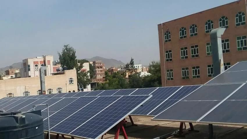 الحوثيون يستغلون حتى أسطح المدارس الحكومية في صنعاء ويقومون بتأجيرها