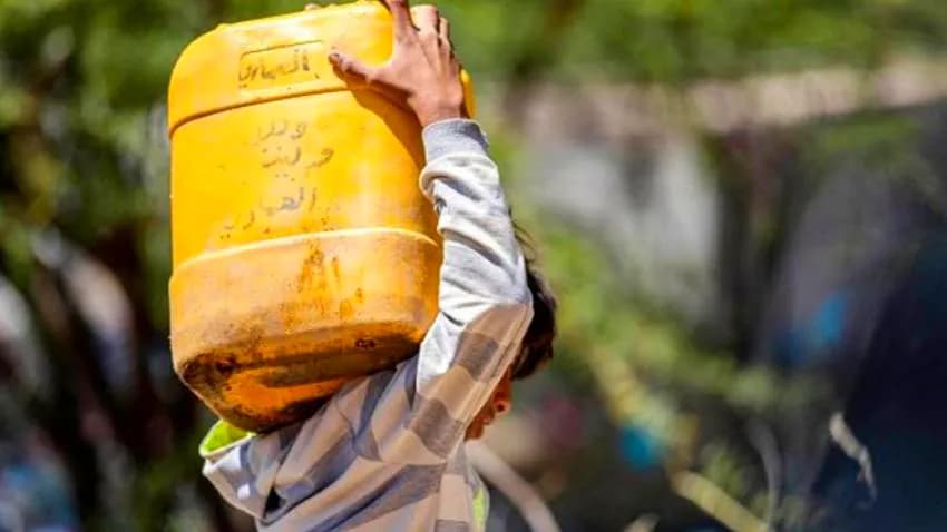 تركوا صفوف المدرسة بحثا عن المياه.. أطفال اليمن في مهمات أكبر من أعمارهم