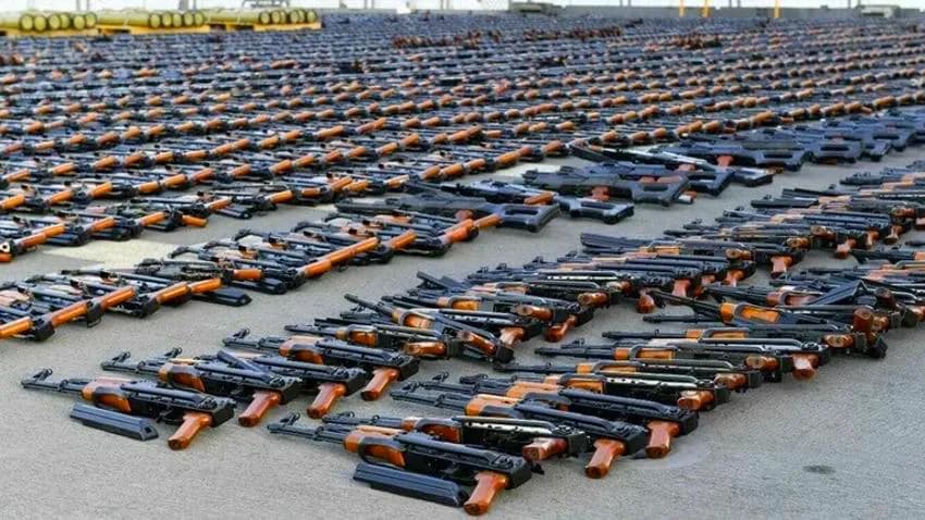 بالصور.. تقرير يكشف عمليات تهريب الحرس الثوري الإيراني الأسلحة لمليشيا الحوثي