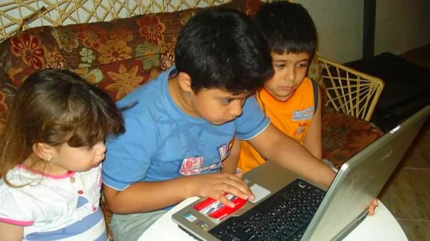 السوشيال ميديا.. ساحة جديدة لانتهاك خصوصية الأطفال والاتِّجار بهم