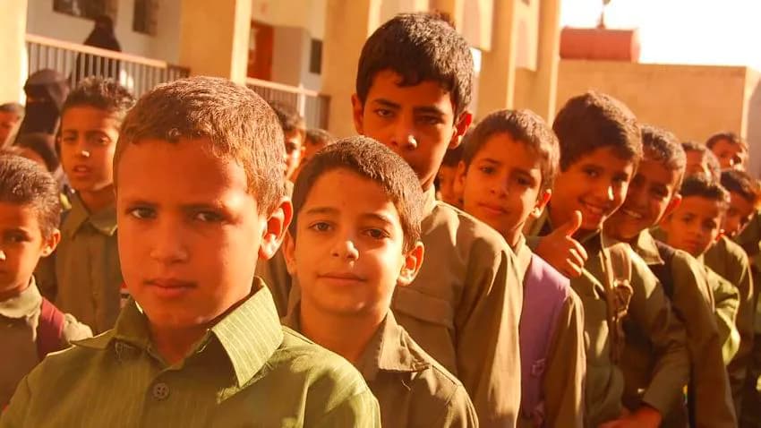 في العام الثامن من عمر الحرب .. أولياء الأمور عاجزون عن توفير مستلزمات التعليم لأطفالهم