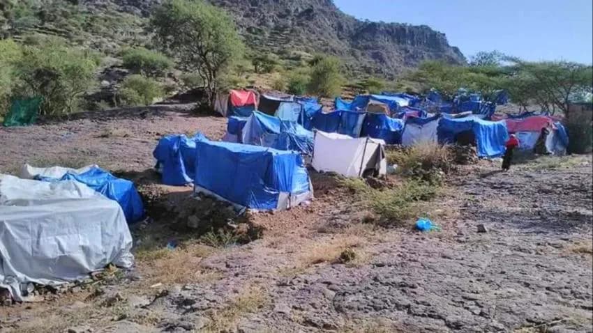 لحماية أطفالها.. نُزوح أسر من مناطق سيطرة الحوثيين بسبب الحرب الطائفية