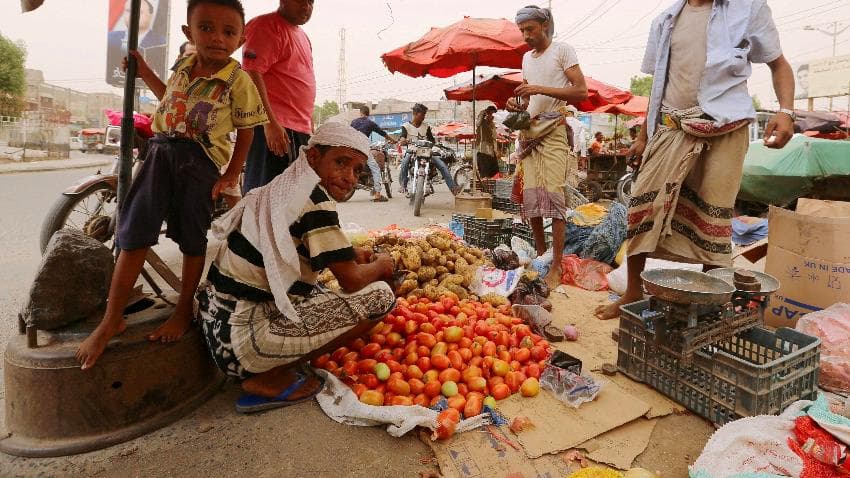 بعد أن استدرج الحوثيون أولادهم للقتال.. مسنون يمنيون يلجأون إلى العمل كباعة متجولين