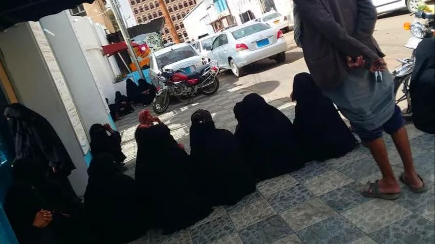 أبرز سِمة في صنعاء.. جائعون يبحثون عن وجبة غذاء