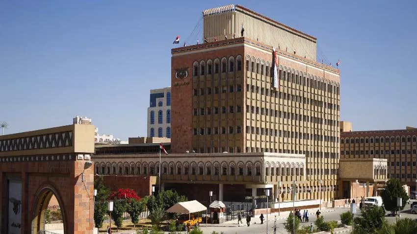 خطوة نحو الانهيار المتسارع.. ما عواقب تسييس النشاط المصرفي في اليمن؟