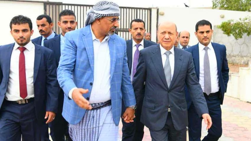 تصاعد الخلاف مع العليمي.. الزبيدي يصدر قرارات عسكرية ويهدد بالانفصال
