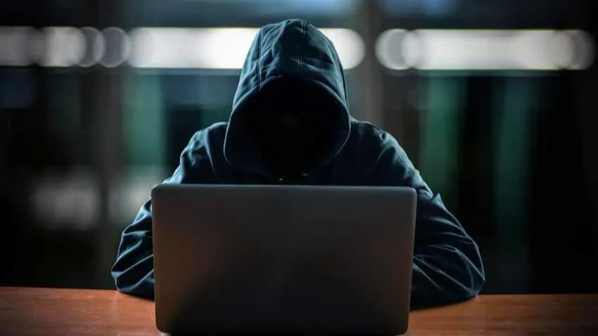 في مواجهة "عقول مريضة".. هل يدفع محققو الابتزاز الإلكتروني حياتهم النفسية ثمنا لكشف الجرائم؟
