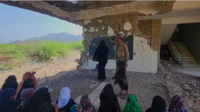 من تحت الركام.. مبادرة لإنقاذ مئات الطلاب في الوازعية
