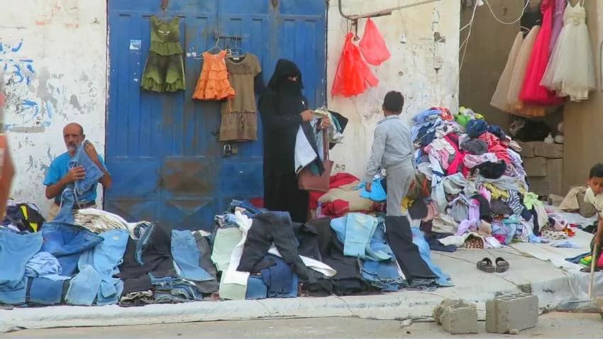 "العيد يكشف فقرنا".. أسواق الملابس المستخدمة متنفس الأسر النازحة والمعدَمة