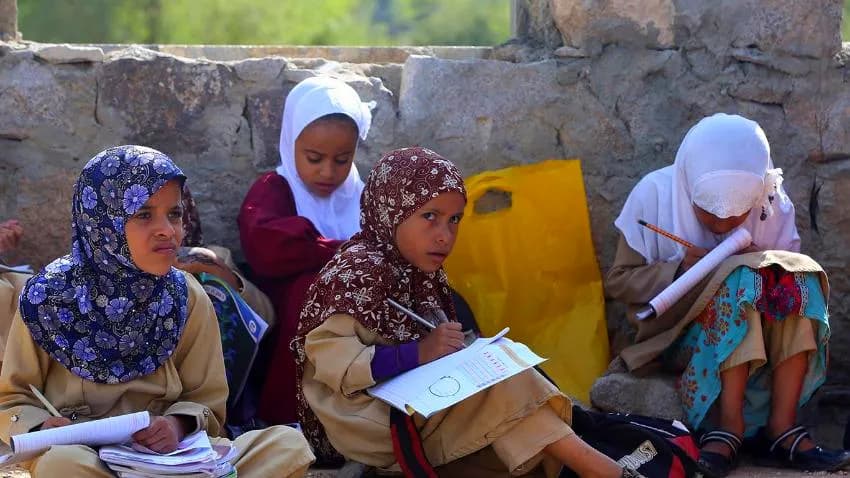 مدرستان في وطن واحد.. الانقسام التعليمي يُعمّق جراح اليمن