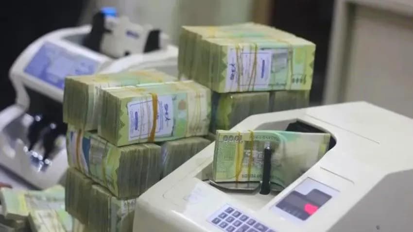 ما الجدوى من قرار حظر استخدام العملات الأجنبية بديلاً عن الريال في المعاملات التجارية؟