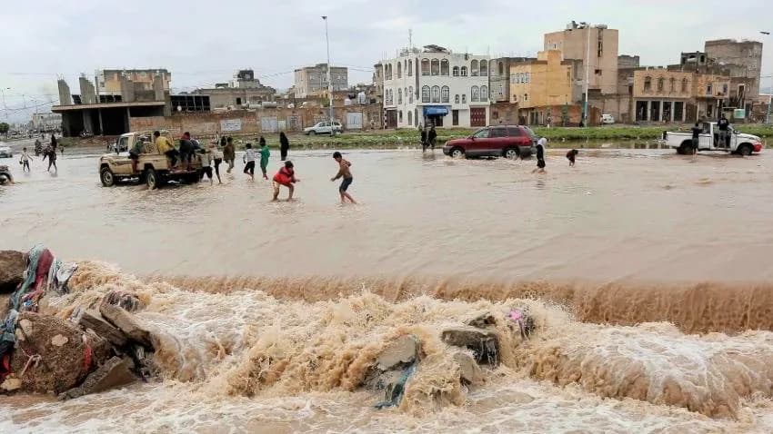 ضحايا بشرية وخسائر مادية.. ما التأثيرات المتوقّعة من المنخفض الجوي الذي يضرب اليمن؟