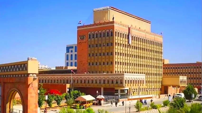 انسحاب البنوك من صنعاء.. هل هي بداية النهاية لسلطة المليشيا المالية في صنعاء؟