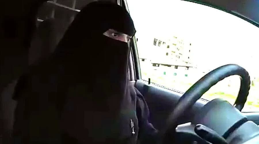 فتاة في تعز تستغل سيارتها في توصيل النساء وتعليمهن القيادة
