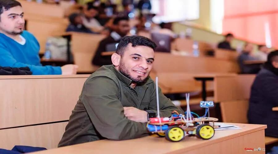 الزقري.. من صيانة الجوالات في اليمن إلى صانع "درونز" ومبتكر عالمي