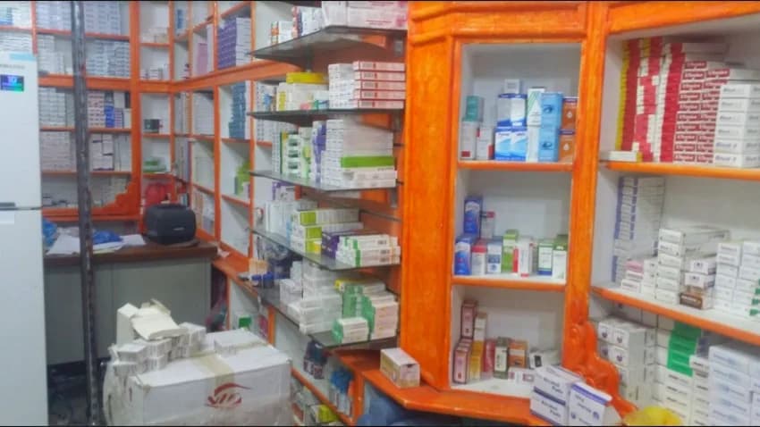 الأدوية المهربة في تعز.. بديل البسطاء السام!