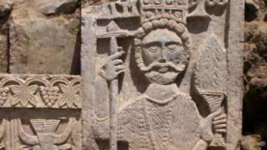 مواطن في أبين يعثر على قطع أثرية يعود تاريخها إلى العصر الحميري