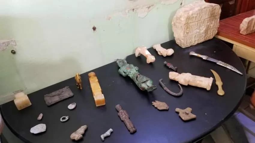 قطع أثرية جديدة تتسلمها هيئة الآثار في تعز