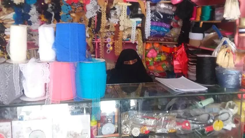 "من أجل عيش صغارها".. امرأة يمنية تبيع الخيوط في صنعاء