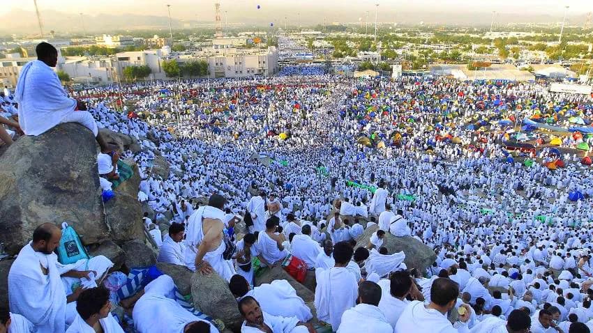 أكثر من مليون حاج يتوافدون إلى صعيد عرفات لأداء ركن الحج الأعظم