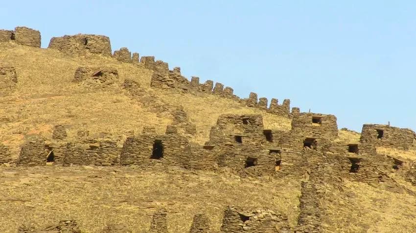 " بلقيس" كأول وسيلة إعلامية تزور القبور العمودية الحجرية في عمق صحراء الربع الخالي