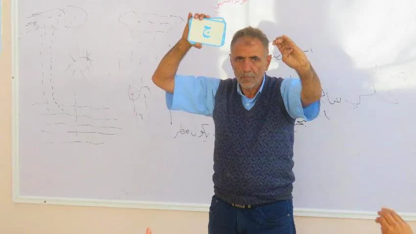 القطريفي.. قصة معلّم أصم وأبكم نازح في مأرب