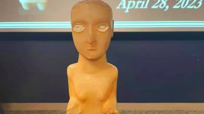 الحكومة اليمنية تتسلم 3 قطع أثرية من واشنطن