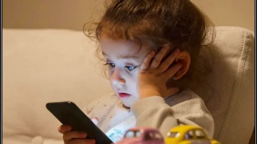 الأجهزة الذكية والأطفال.. مخاطر نفسية وصحية عديدة