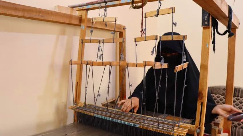 الحياكة.. ملاذ فتيات نازحات لتحسين ظروف أسرهن المعيشية
