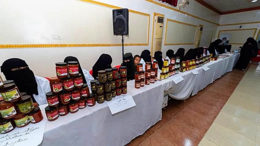 أفكار بسيطة ومشاريع صغيرة تنقذ أسراً يمنية من حافة الفقر وتبعات الحرب