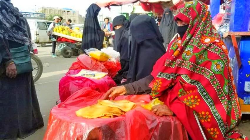 رمضان هو فرصتهن للعمل بدلاً من التسول.. بائعات اللحوح في اليمن يواصلن كفاحهن
