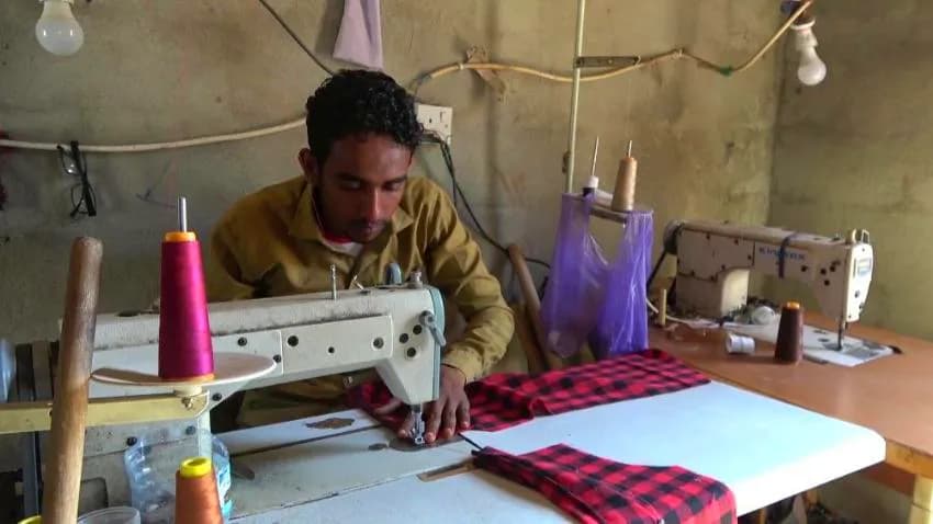 الخياطة.. فرصة الموسم الذهبي تتلاشي في ظل الوضع الاقتصادي المتردي