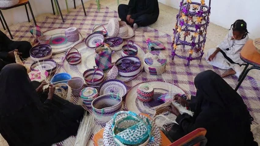 "الخوص".. حرفة نسائية تنعش الحياة الريفية في حجر حضرموت