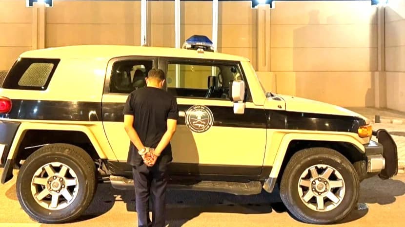 عكاظ: ضبط سعودي أثناء تهريبه أربعة يمنيين خالفوا نظام أمن الحدود